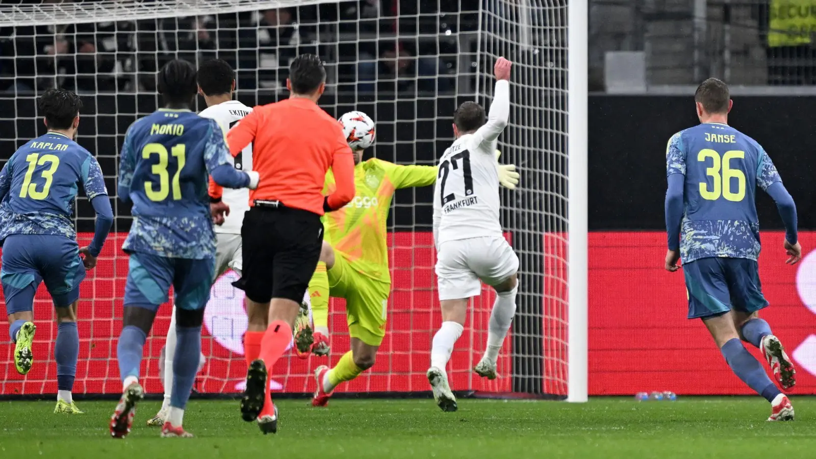 Eintracht Frankfurt steht im Viertelfinale der Europa League. (Foto: Arne Dedert/dpa)