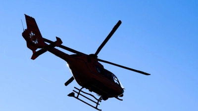 Die 13-Jährige wurde nach dem Traktorunfall mit einem Hubschrauber in eine Klinik geflogen. (Symbolbild) (Foto: Julian Stratenschulte/dpa)