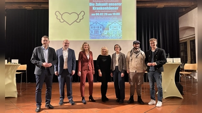 „Die Zukunft unserer Krankenhäuser” war das Thema einer Veranstaltung in Dinkelsbühl. Auf der Bühne stellten sich Landrat Dr. Jürgen Ludwig und seine Herausforderer Dr. Bastian Wojek, Sophia Göppel-Kraft (von links), Marco Meier, Leon Bachmann und Maria Hetzel (von rechts) den Fragen der Dinkelsbühler Fördervereinsvorsitzenden Dr. Petra Ziegler (Mitte). (Foto: Martina Haas)