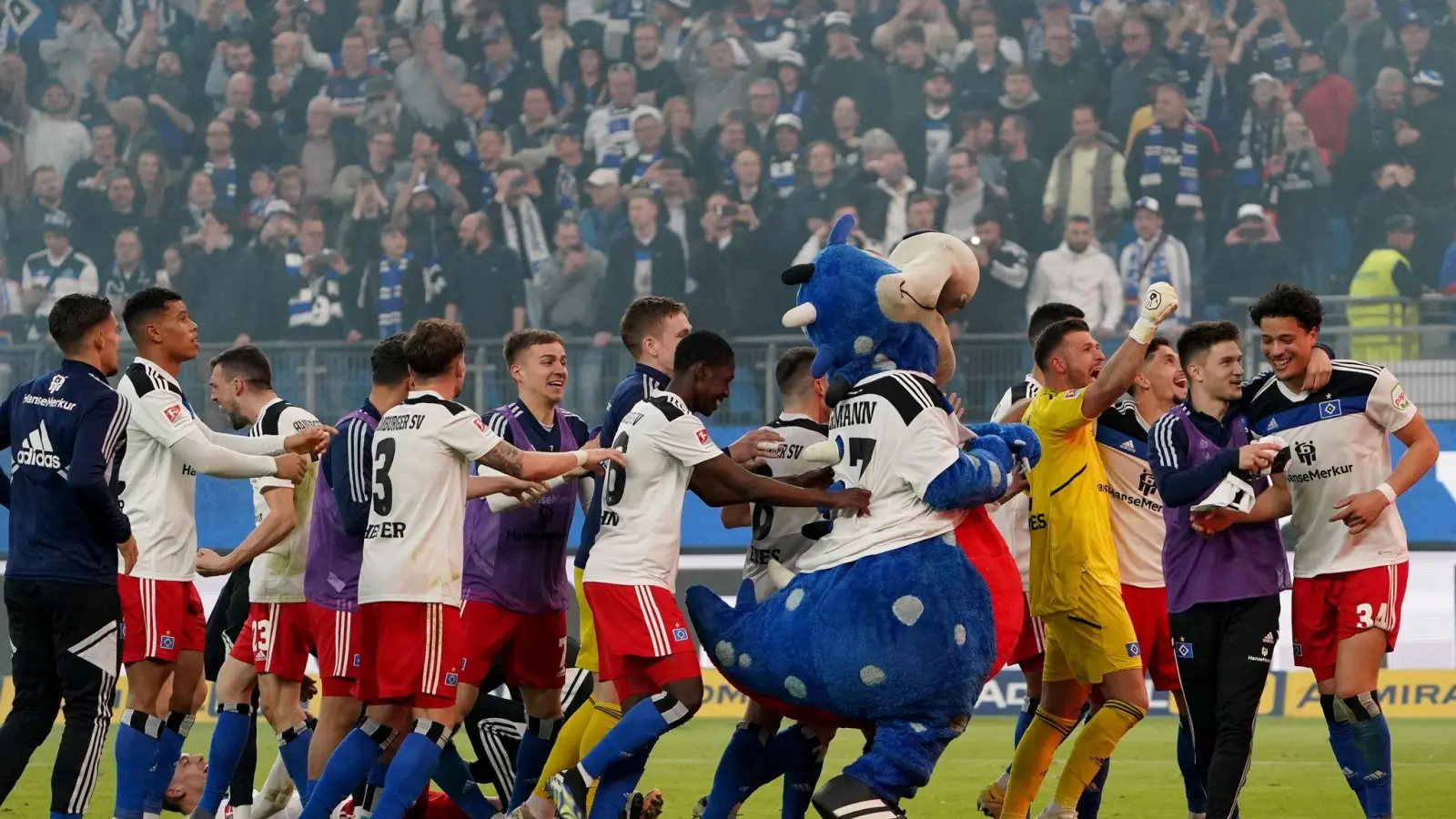 Die Hamburger Spieler jubeln nach ihrem 4:3-Sieg (Foto: Marcus Brandt/dpa)