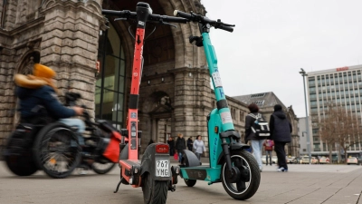 Im Weg herumstehende E-Scooter sind eine potenzielle Unfallquelle und manchmal gar eine tödliche Gefahr. (Symbolbild) (Foto: Daniel Löb/dpa)