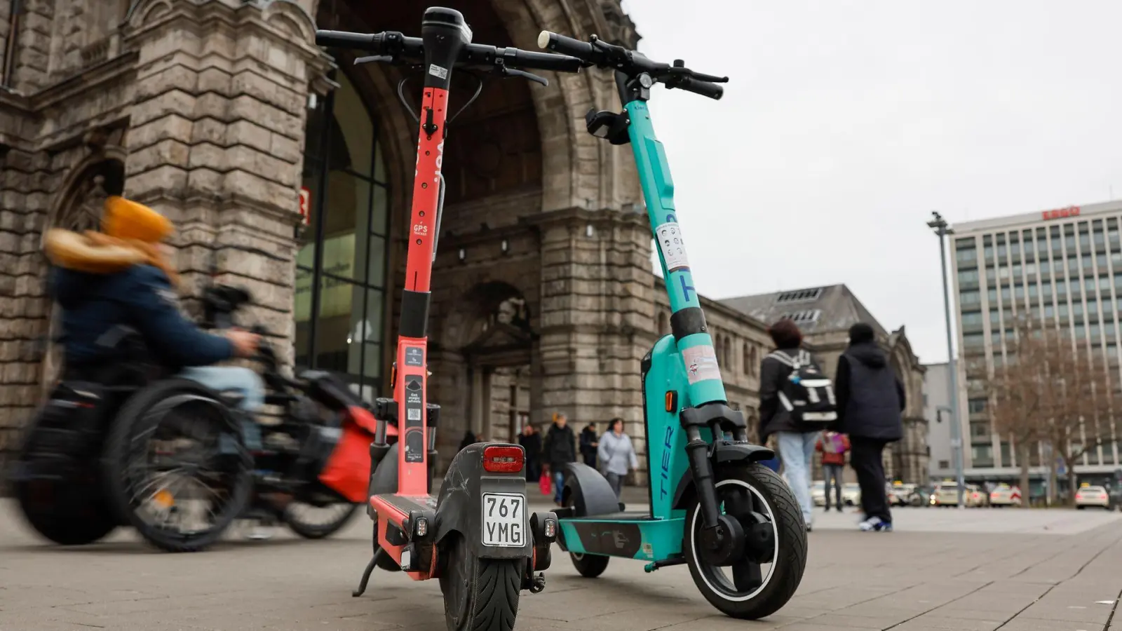 Im Weg herumstehende E-Scooter sind eine potenzielle Unfallquelle und manchmal gar eine tödliche Gefahr. (Symbolbild) (Foto: Daniel Löb/dpa)