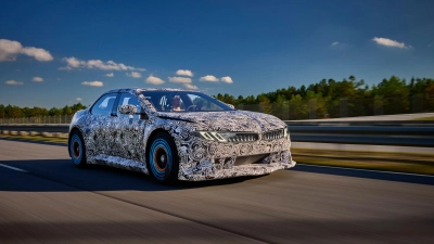 Das elektronische Herz der Neuen Klasse ist ein Superrechner namens Heart of Joy. Er steuert sämtliche Fahr- und Regelfunktionen und berechnet diese 1000 Mal in der Sekunde neu. (Foto: Tom Kirkpatrick/BMW AG/dpa-tmn)