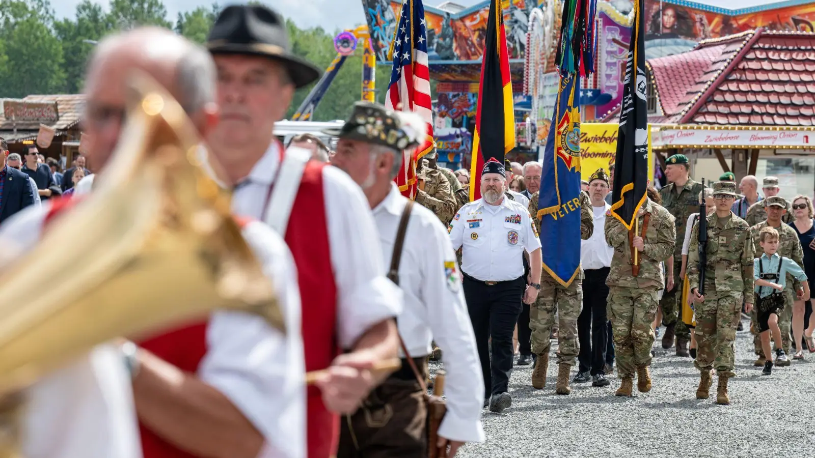 Beim amerikanisch-deutschen Volksfest in Grafenwöhr gibt es auch traditionell bayerische Musik. (Archivfoto) (Foto: Armin Weigel/dpa)