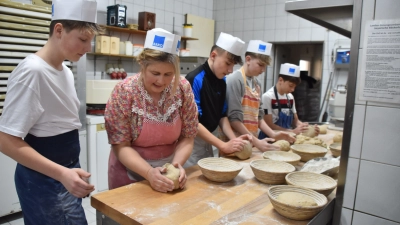 Die Schloss-Schulen-Siebtklässler durften in der Backstube selbst Hand anlegen (von links): Leonhard Stäblein, Fachlehrerin Kathrin Stroh, Antonio Klose, Jonas Popp und Jakob Lechner. (Foto: Andreas Reum)