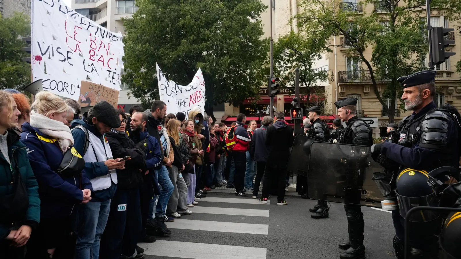 In Frankreich sind für Samstag erneute Demonstrationen angekündigt worden. (Foto: Teresa Suarez/AP/dpa)