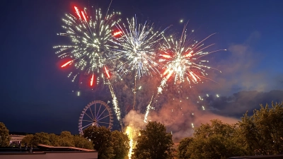 Mit einem lauten Knall beginnt die letzte Attraktion der Sommermesse: das Feuerwerk. (Foto: Gudrun Bayer)
