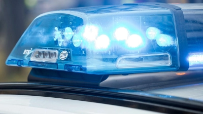 Der Fahrer kam auf die Gegenspur und lenkte zu heftig gegen. (Foto: Daniel Vogl/dpa)