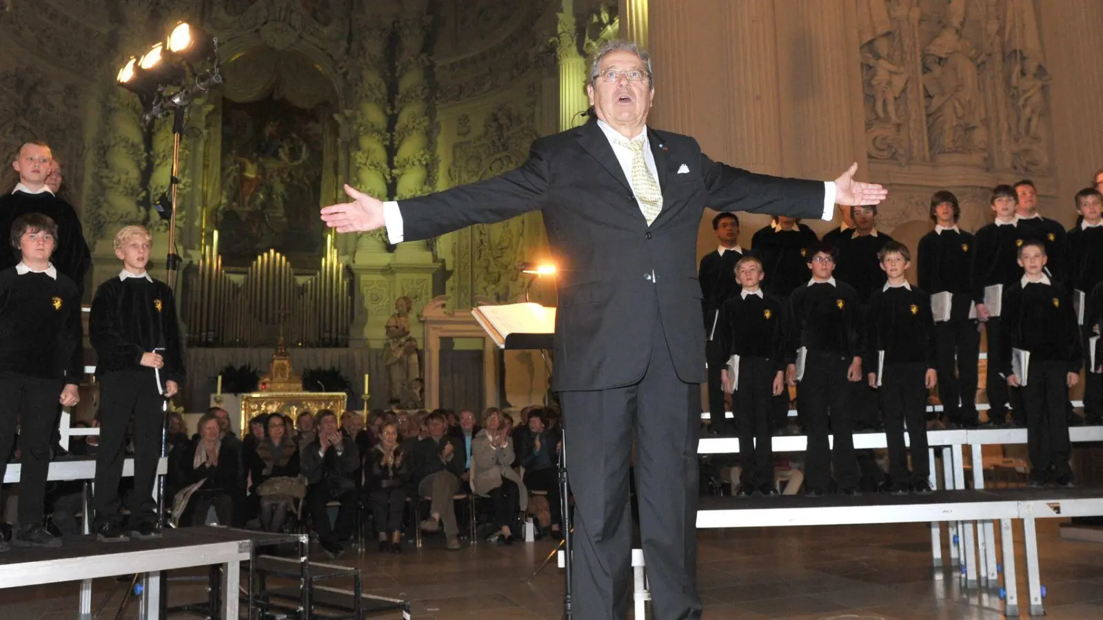 Gerhard Schmidt-Gaden, der Gründer des Tölzer Knabenchors, bei einem Konzert im Jahre 2010. Nun ist der Dirigent im Alter von 88 Jahren gestorben. (Archivbild) (Foto: picture alliance / dpa)