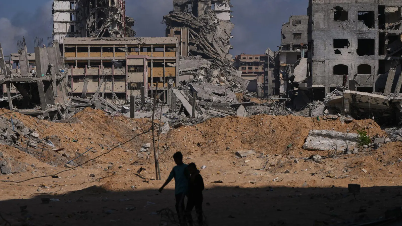 Nach dem Waffenstillstand steht die Frage im Raum, wie es im Gazastreifen weitergeht. (Archivbild) (Foto: Abdel Kareem Hana/AP/dpa)