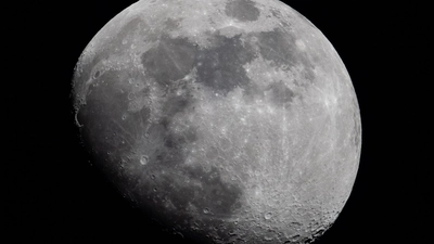Forschende haben herausgefunden, dass der Asteroid „2024 YR4“ den Mond nicht treffen wird. (Archivbild) (Foto: Boris Roessler/dpa)