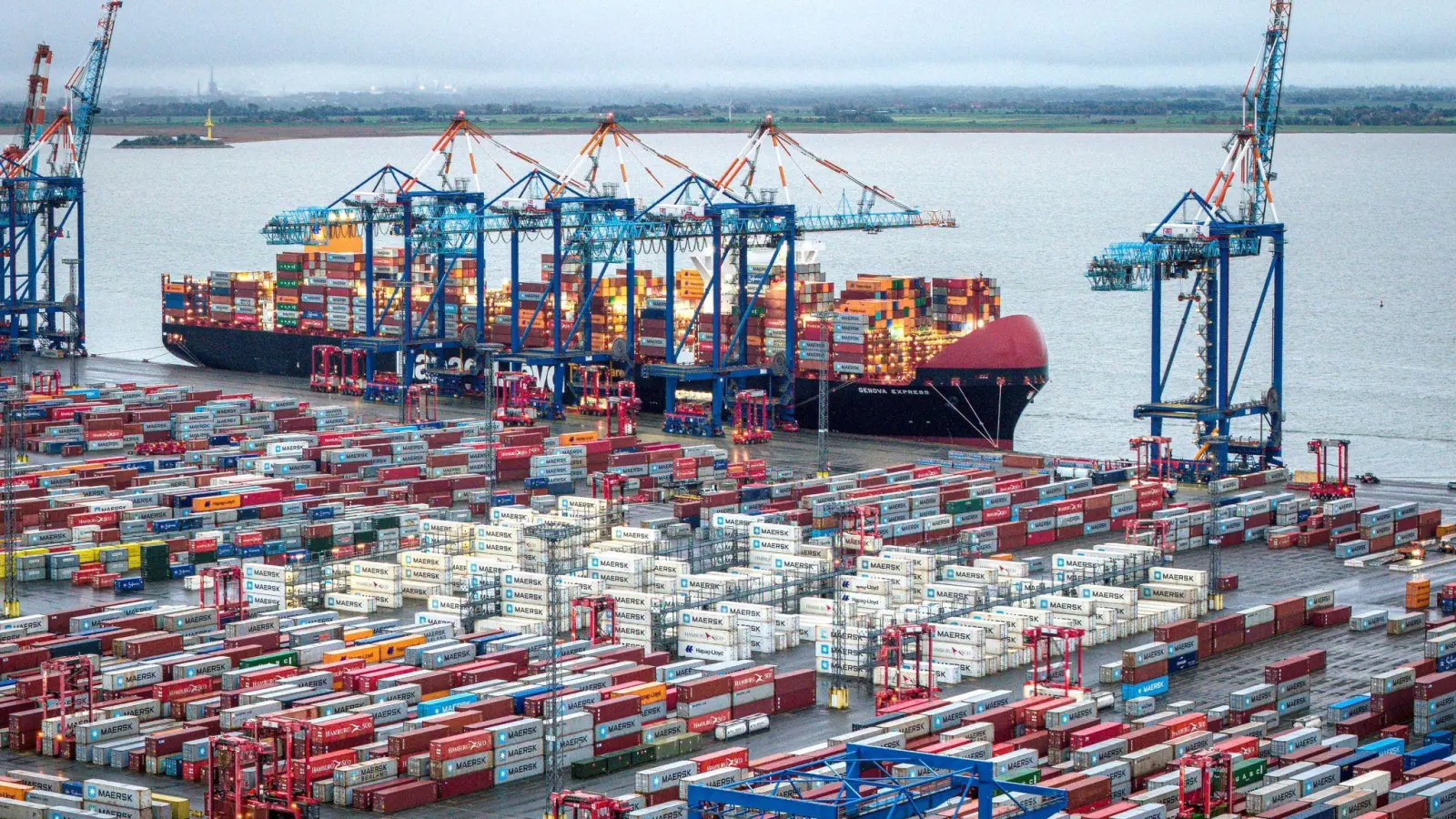 Die WTO korrigiert ihre Prognose für den Welthandel 2026 deutlich nach oben (Foto: Sina Schuldt/dpa)