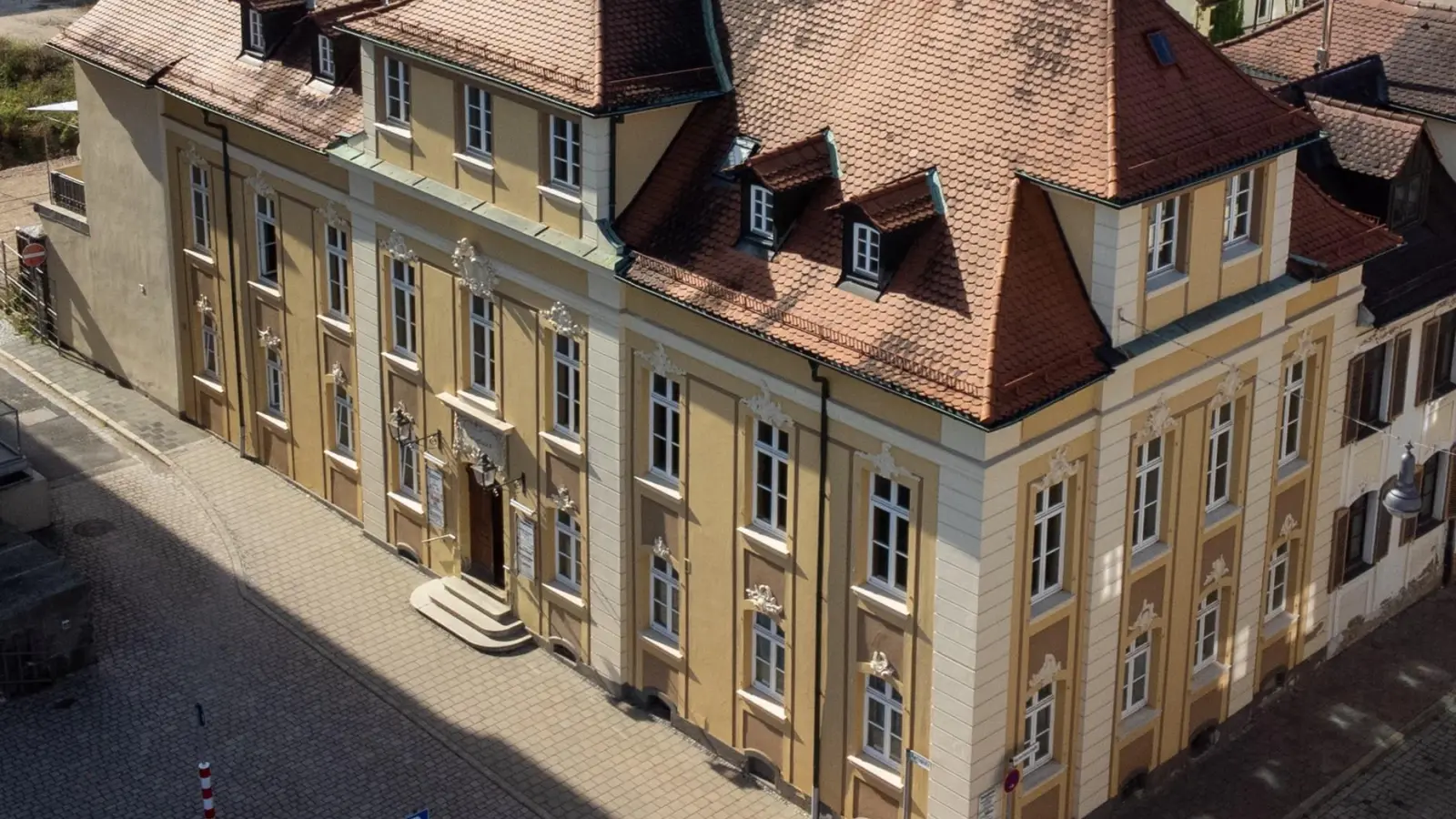 Dass die Praxis einzieht, bedeutet keine Arztpremiere in dem Gebäude. Auch in den vergangenen Jahrzehnten nutzte man es für medizinische Zwecke, wie Praxischef Dr. Axel Jaksche erklärt. (Foto: Firma Högner)