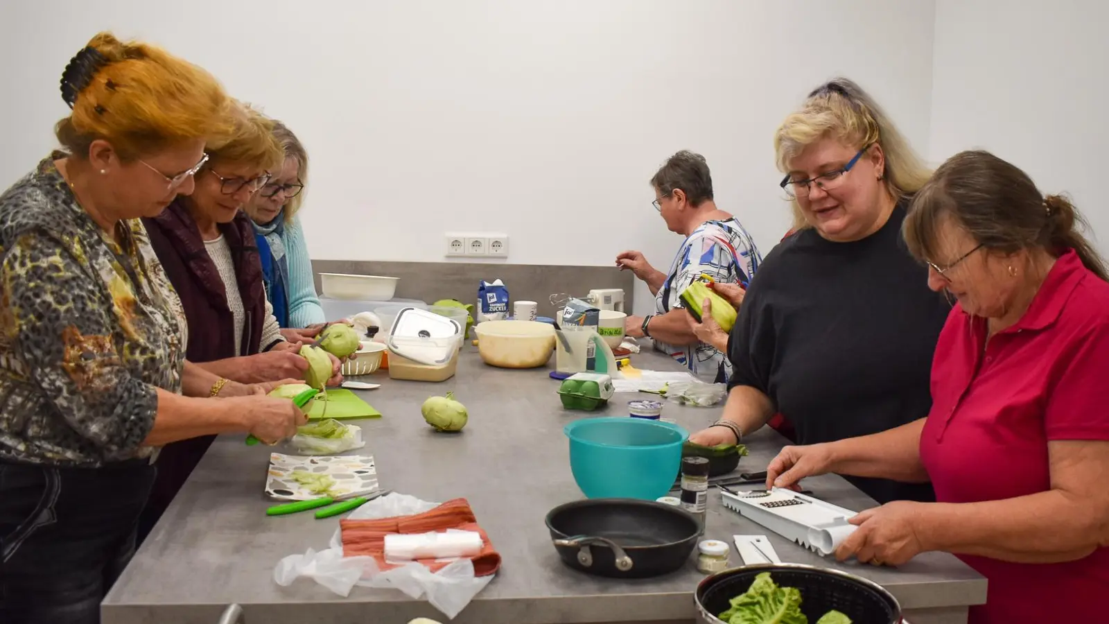 Gemeinsames Kochen und Essen macht Spaß. Das betonen auch die Klientinnen, die mit Sozialpädagogin Yvonne Frank (Zweite von rechts) vom Sozialpsychiatrischen Dienst gemeinsam am Angebot „Soul Food” (Essen für die Seele) im Haus der Kirche in Uffenheim teilnahmen. (Foto: Ute Niephaus)