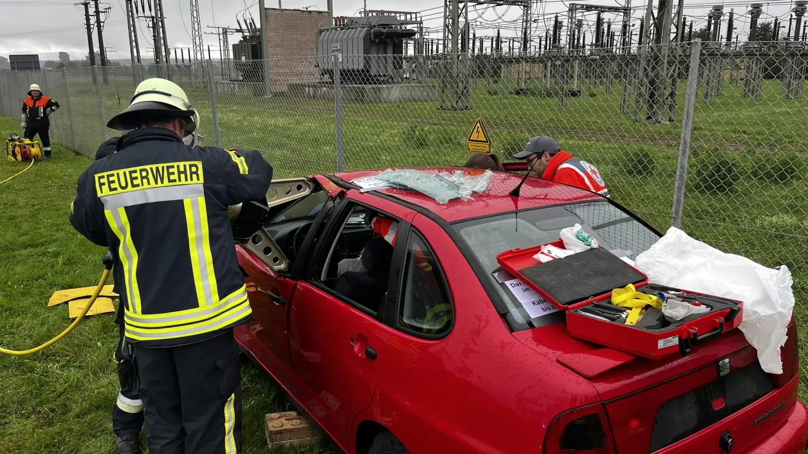 Der Ausgangspunkt der Katastrophenschutzübung in Bechhofen: Ein Auto war in das Umspannwerk im Ortsteil Waizendorf gerast. Beim Szenario wurde angenommen, dass es in der Folge zu einem Stromausfall in Bechhofen kam, der schließlich weitere Folgen nach sich zog.  (Foto: Johannes Flierl)