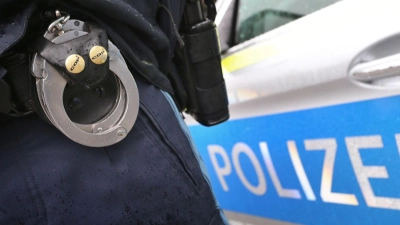 Beamte nehmen den Verdächtigen in seiner Wohnung fest. (Symbolbild) (Foto: Karl-Josef Hildenbrand/dpa)