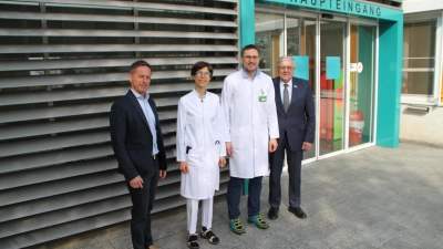 Freuen sich über Verstärkung in der Bad Windsheimer Klinik (von links): Stefan Schilling, Dr. Aylin Rohmann, Dr. Gerald Wasmeier und Landrat Helmut Weiß. (Foto: Hans-Bernd Glanz)