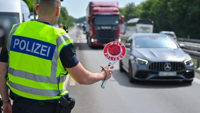 Die Logistikbranche fürchtet im Falle dauerhafter Grenzkontrollen erhebliche Mehrkosten (Archivbild) (Foto: Patrick Pleul/dpa)