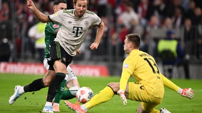 Karl Hein stand immer wieder im Brennpunkt, hier hält er einen Schuss von Harry Kane.  (Foto: Harry Langer/dpa)