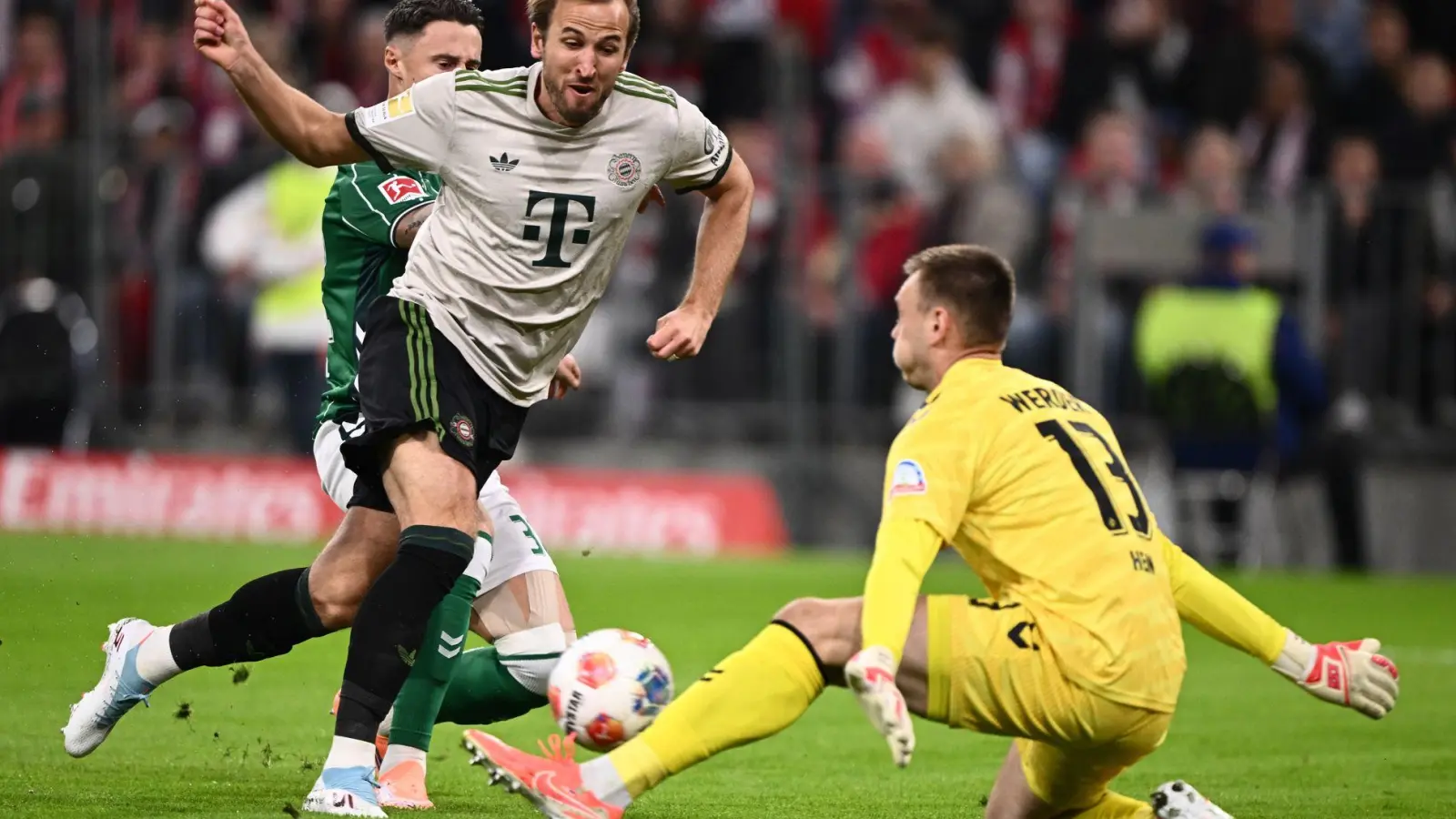 Karl Hein stand immer wieder im Brennpunkt, hier hält er einen Schuss von Harry Kane.  (Foto: Harry Langer/dpa)