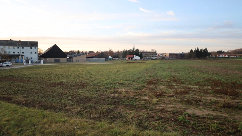 Das Gebiet zwischen Grundschule, Justizvollzugsanstalt und der Staatsstraße 2223 soll nach dem Willen des Lichtenauer Marktgemeinderates bebaut werden.  (Foto:  Alexander Biernoth)