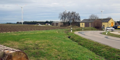 Die drei privaten Windräder an der Gemarkungsgrenze von Ansbach und Lichtenau sorgen bei den Bürgern für einigen Ärger wegen des Schattenwurfs. Südlich der A6 könnten weitere Rotoren in einem interkulturellen Windpark aufgestellt werden. Noch ist das Vorhaben ganz am Anfang. (Foto: Jim Albright)