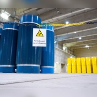 Das Zwischenlager Ahaus darf Atommüll aus einem Versuchsreaktor in Bayern aufnehmen. Die Stadt Ahaus hat jetzt den juristischen Widerstand dagegen aufgegeben. (Archivbild) (Foto: Guido Kirchner/dpa)