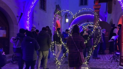 Die großen Lichterketten-Herzen für romantische Bilder waren auch am neuen Standort beliebt. Verliebte, Familien, Freundinnen und Freunde fotografierten sich gegenseitig. (Foto: Clarissa Kleinschrot)