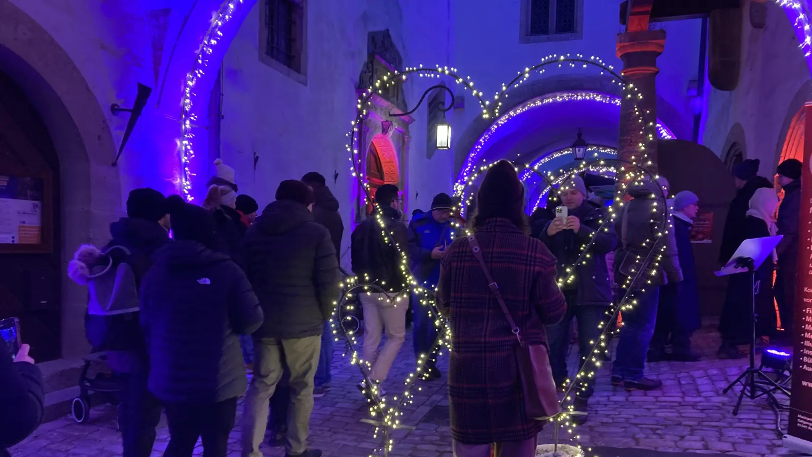 Die großen Lichterketten-Herzen für romantische Bilder waren auch am neuen Standort beliebt. Verliebte, Familien, Freundinnen und Freunde fotografierten sich gegenseitig. (Foto: Clarissa Kleinschrot)