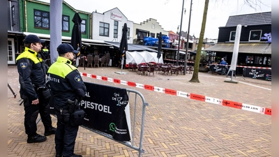 Nach der beendeten Geiselnahme in einem Café im niederländischen Ede werden die Spuren gesichert. (Foto: Christoph Reichwein/dpa)