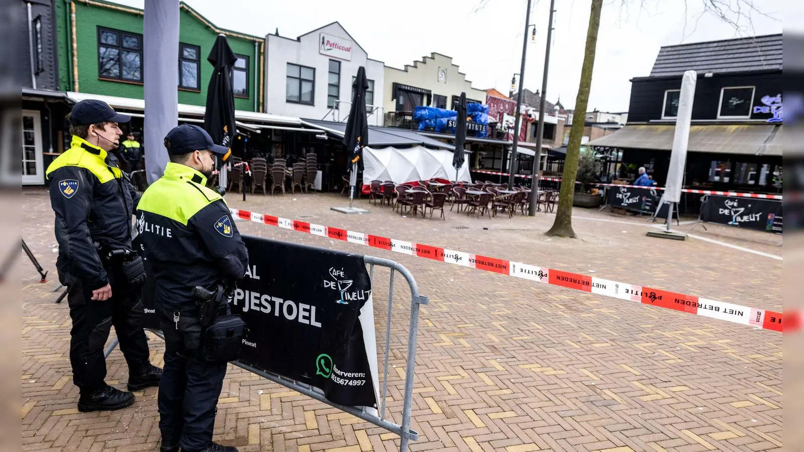 Nach der beendeten Geiselnahme in einem Café im niederländischen Ede werden die Spuren gesichert. (Foto: Christoph Reichwein/dpa)