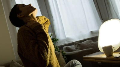 Der erste Kaffee am Morgen, in Gesellschaft der Tageslichtlampe: Diese Routine kann dem Herbstblues entgegenwirken. (Foto: Christin Klose/dpa-tmn)