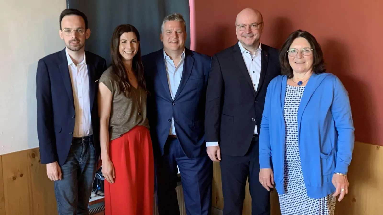 Blickten gemeinsam auf die Kommunalwahl: Christoph Rösch (von links; stellvertretender Kreisvorsitzender), Michaela Ebner (stellvertretende Kreisvorsitzende), Carsten Träger (parlamentarischer Staatssekretär im Umweltministerium), Dr. Bastian Wojek (Kreisvorsitzender) und Petra Hinkl (Kreistagsfraktionsvorsitzende). (Foto: Bernd Lober)