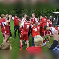 Ausgelassen bejubelten die Spfr Dinkelsbühl den ersten Sieg gegen den FV Uffenheim seit 2019, zu Hause war es gar der erste seit 2013. (Foto: Martin Rügner)