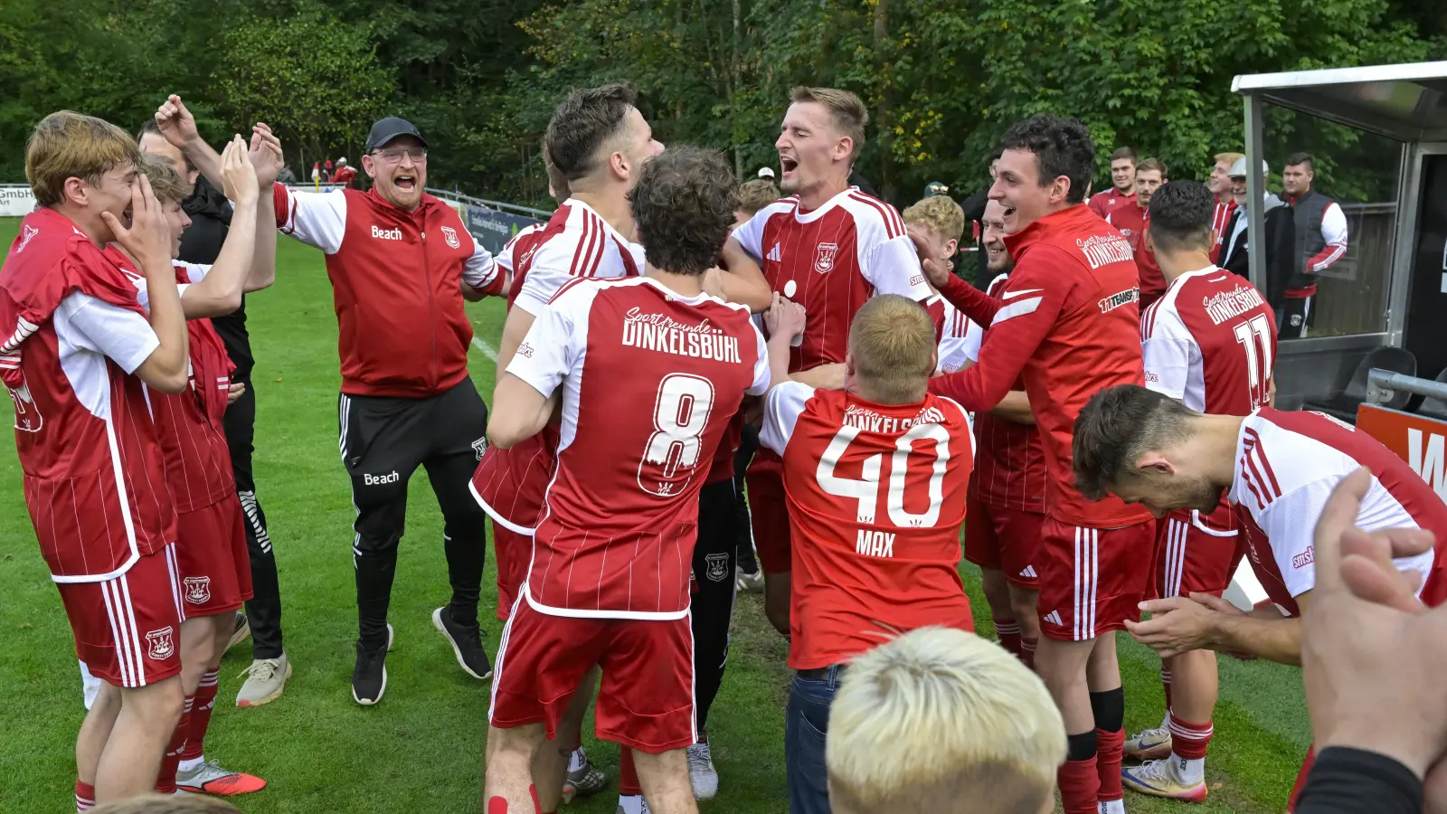 Ausgelassen bejubelten die Spfr Dinkelsbühl den ersten Sieg gegen den FV Uffenheim seit 2019, zu Hause war es gar der erste seit 2013. (Foto: Martin Rügner)