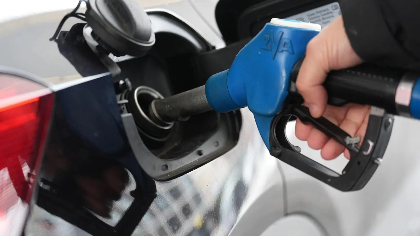 An der Tankstelle sind die Auswirkungen des Iran-Kriegs bemerkbar. (Symbolbild) (Foto: Marcus Brandt/dpa)