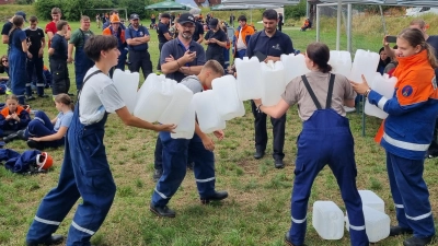 Beim vertikalen Stapeln beim Kreisjugendfeuerwehrtag in Oberscheinfeldwar nicht jeder Versuch erfolgreich, aber lustig... (Foto: Rainer Weiskirchen)