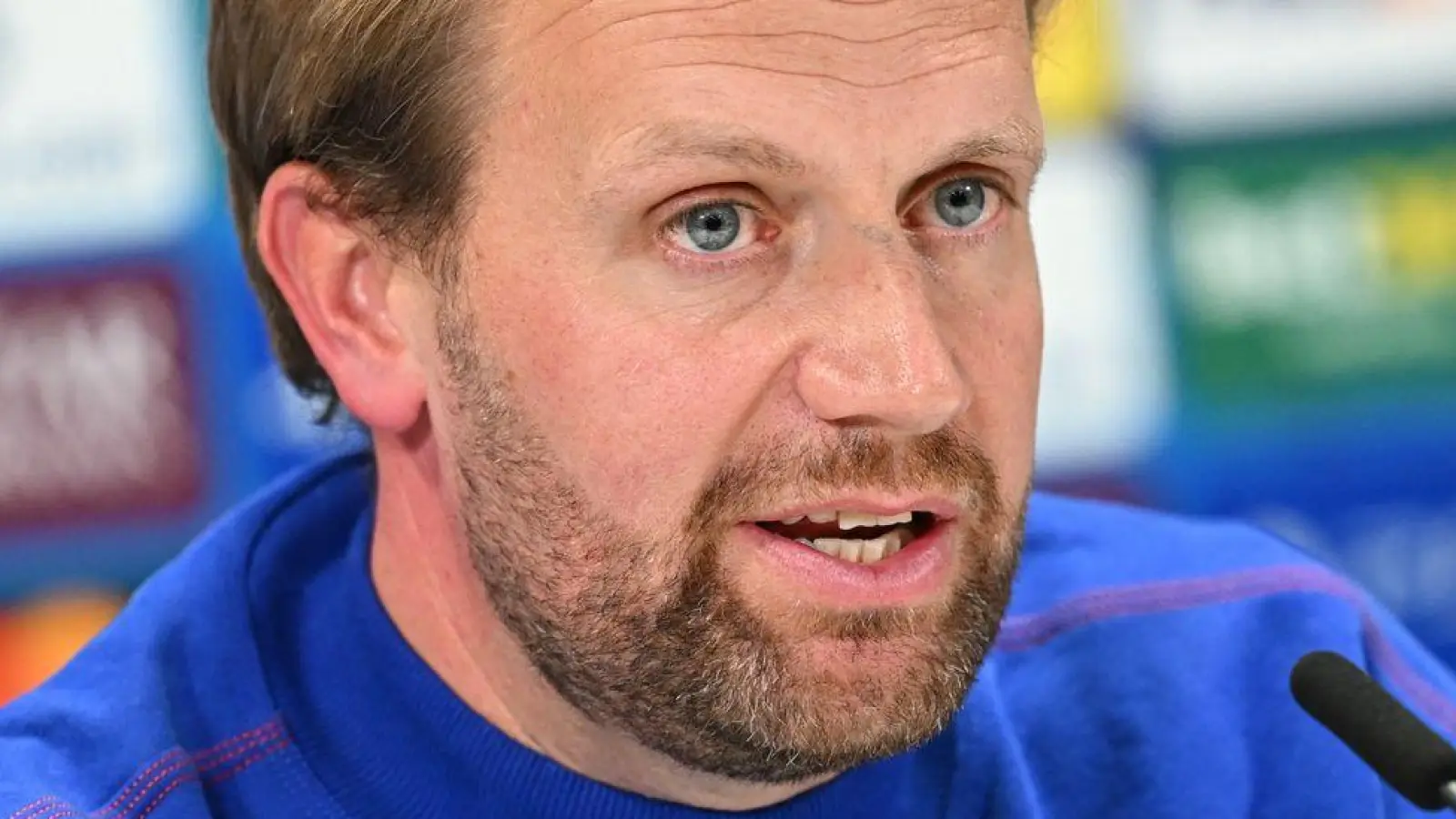 Bei der Pressekonferenz vor dem Arsenal-Spiel schlüpfte Aaron Danks schon mal in die Chefrolle.  (Foto: Angelika Warmuth/dpa)