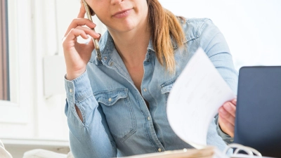 Keine Ahnung, was Ihnen konkret für ein Finanzprodukt angeboten wurde? Dann sollten Sie davon besser die Finger lassen. (Foto: Christin Klose/dpa-tmn)