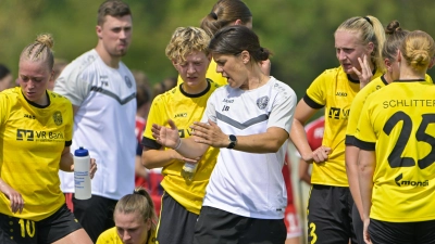 Trainerin Julia Brückner (Mitte) hat ihr Team auf die neue Saison vorbereitet. (Foto: Martin Rügner)