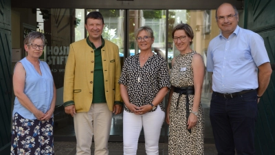 Heißen die neue Einrichtungsleiterin der Bad Windsheimer Hospitalstiftung Ursula Kefer (Mitte) willkommen (von links): Karin Thumshirn, Jürgen Heckel, Annette Schmidt und Frank Larsen. (Foto: Johannes Zimmermann)