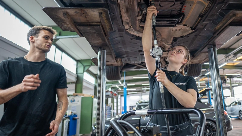 Im dritten Ausbildungsjahr ist Helene Horlamus inzwischen. Auch das Arbeiten im Team, hier mit dem Gesellen Jason Ballwieser, gefällt ihr. (Foto: Mirko Fryska)