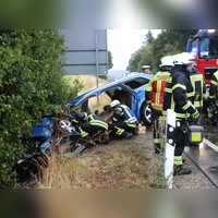Bei dem Unfall am Freitagabend verformte sich das Auto durch den Aufprall stark. (Foto: NEWS5 / Thomas Haag)