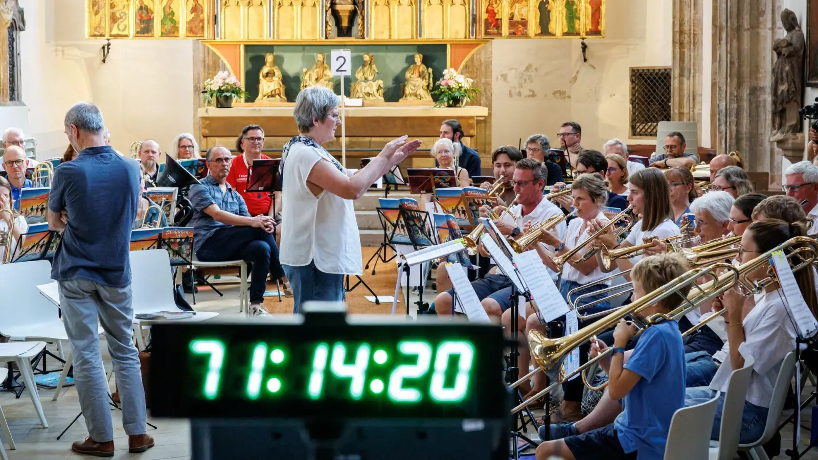 Damit tatsächlich 72 Stunden Posaunenmusik am Stück erklingen kann, ist der Ablauf genau durch choreografiert.  (Foto: Daniel Karmann/dpa)