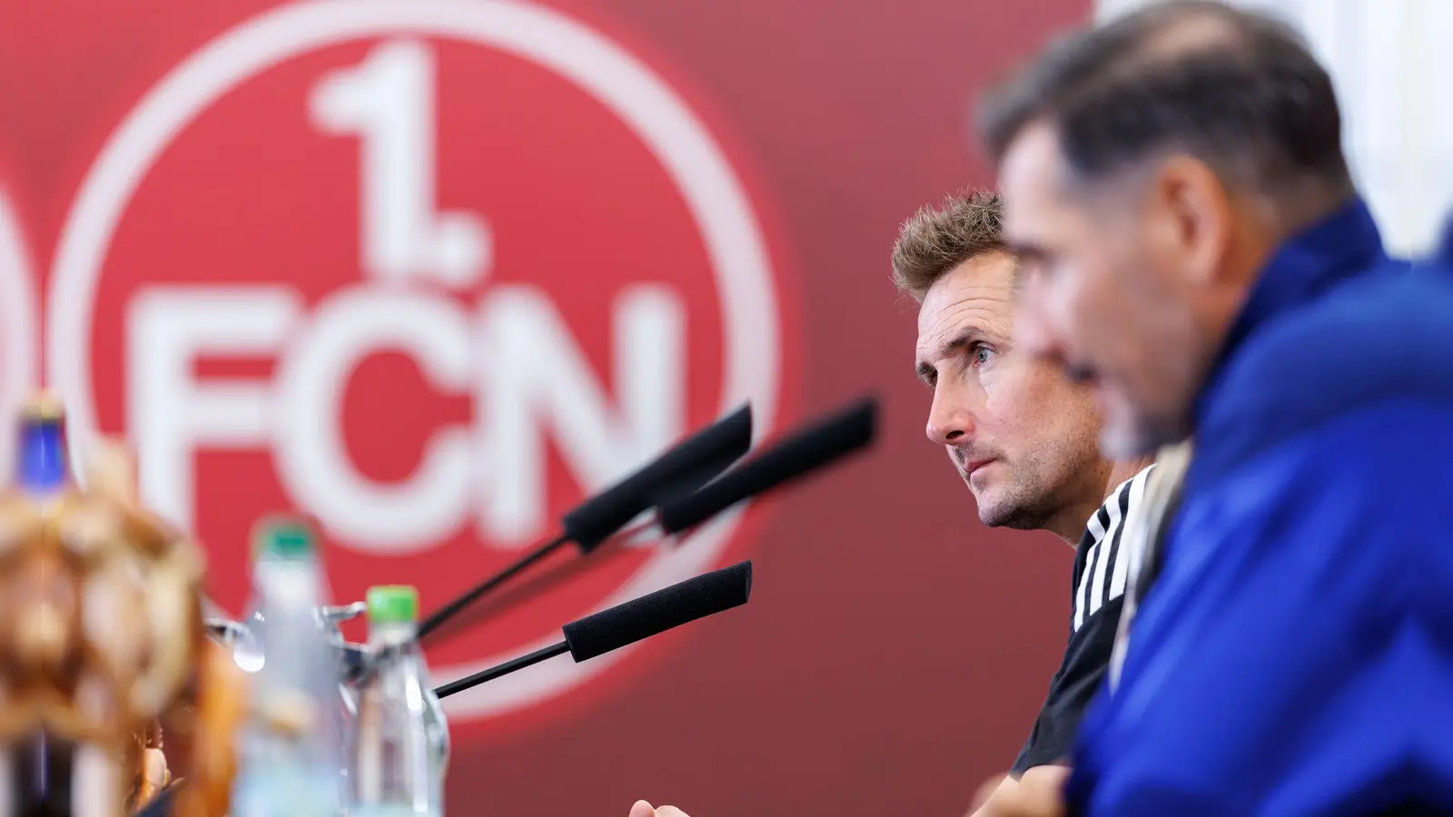 Miroslav Klose (hinten) gratulierte Cristian Fiél in der Pressekonferenz zum Sieg. (Foto: Daniel Karmann/dpa)