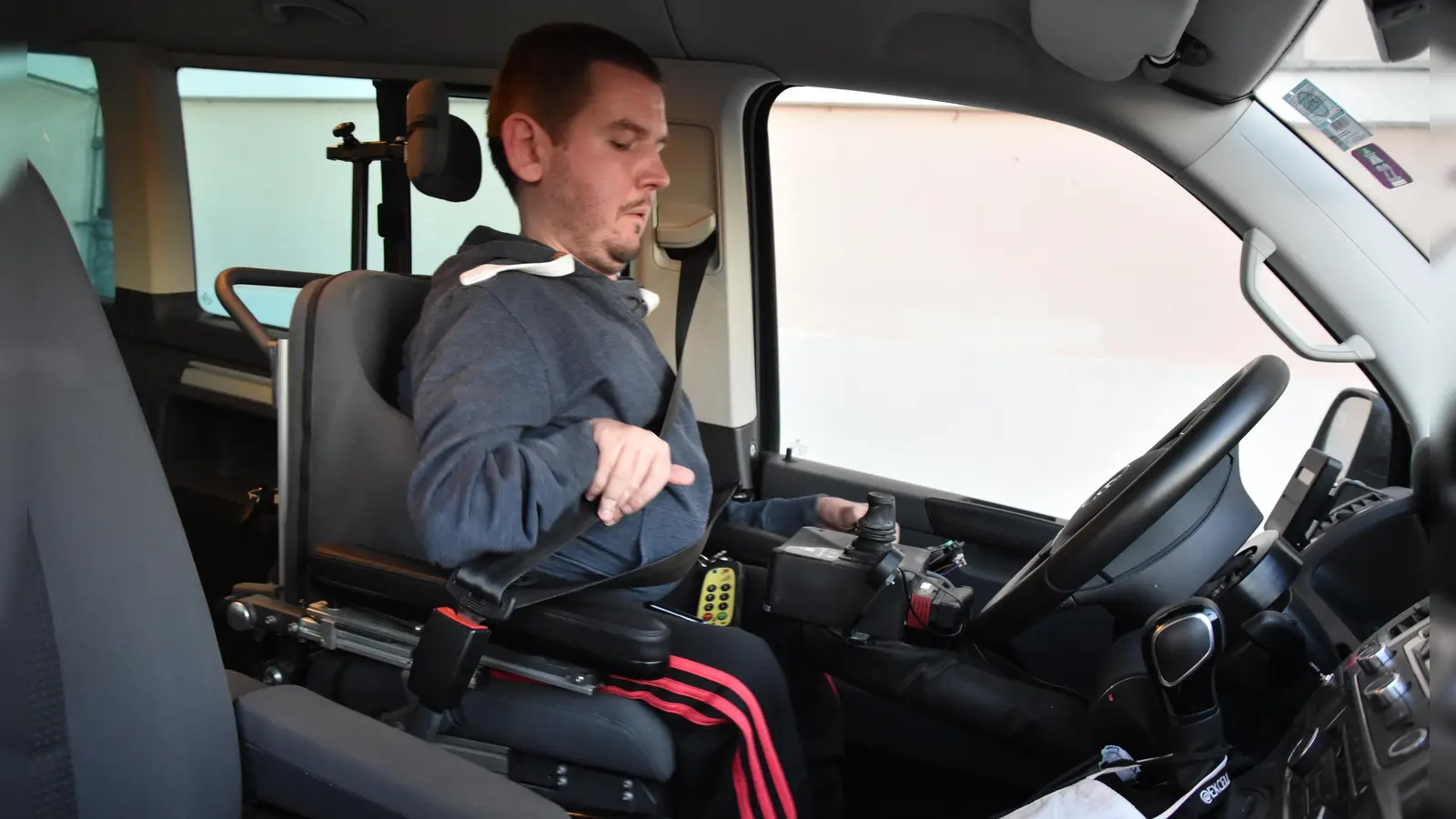 Autofahren mit Hilfe eines Joysticks: Das Fahrzeug ist an die individuellen Bedürfnisse von Josef Fleischmann angepasst. (Foto: Silvia Schäfer)