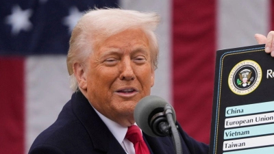 Trump bei der Vorlage seines globalen Zollpakets im April 2025: Ein Abkommen zwischen der EU und den USA hat das Schlimmste verhindert. (Foto: Mark Schiefelbein/AP/dpa)