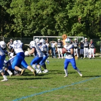 Florian Eichinger (mit Ball) in seiner ersten Saison als Quarterback der Ansbach Grizzlies kurz vor dem Pass auf seinen Mitspieler. (Foto: Ansbach Grizzlies)