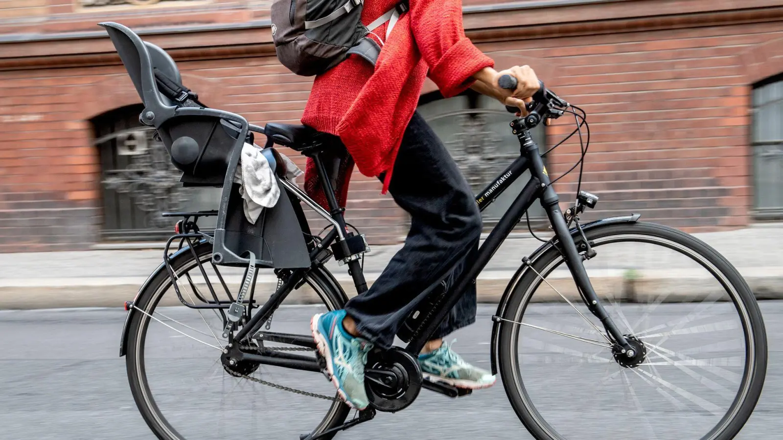 „Stiftung Warentest“ hat 14 Fahrradkindersitze in verschiedenen Kategorien für jede der drei Montagearten geprüft. (Foto: Zacharie Scheurer/dpa-tmn)