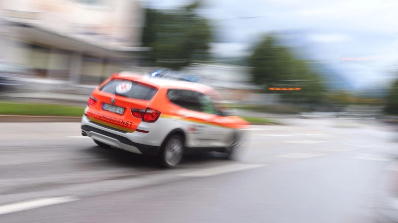 Im Beisein der Mutter wird das Kind ins Krankenhaus gebracht. (Symbolbild) (Foto: Karl-Josef Hildenbrand/dpa)